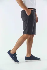 Bermuda tipo chino de gabardina, con diseño de cinco bolsillos, cierre de cremallera y botón, y detalle de botamanga.