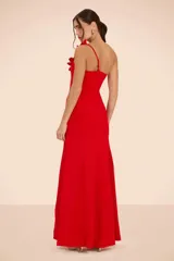 Vestido largo rojo de un solo hombro en crepe fluido, con aplicaciones de flores en relieve y detalles de cuentas en el escote y el bretel.