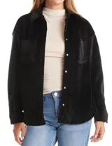 Sobrecamisa de pana con textura acanalada, corte oversize y silueta holgada. Presenta cuello clásico, cierre frontal con botones metálicos, mangas largas con puños abotonados y dos bolsillos frontales tipo parche con solapa.