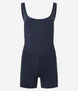 Enterito deportivo corto de microfibra color marrón, con escote redondeado, breteles anchos y bolsillos laterales funcionales.