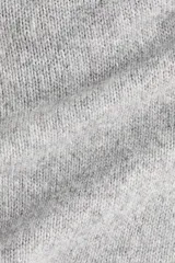 Sweater de punto gris con cuello alto acanalado, diseño jacquard frontal con paisaje de montaña y teleférico en colores blanco, negro y rojo, y hombros caídos.