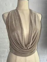 Conjunto de dos piezas color beige, compuesto por un top halter con escote drapeado y una falda larga de corte recto y tiro alto.