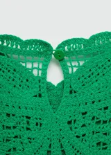 Vestido corto de crochet en color verde vibrante, con diseño recto, cuello redondo y sin mangas. Presenta un tejido de punto grueso con patrón calado y terminaciones festoneadas en el ruedo.