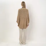 Poncho calado color habano, de acrílico.