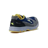Championes de seguridad Diadora Run Text Low S1P SRC ESD, en color gris oscuro con paneles de malla azul, detalles en amarillo y suela tricolor.