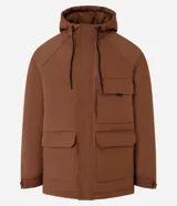 Campera tipo parka color marrón, con capucha ajustable, cierre frontal de cremallera y botones, y múltiples bolsillos con solapa en el frente. Presenta puños ajustables con botones y un diseño funcional de estilo urbano.