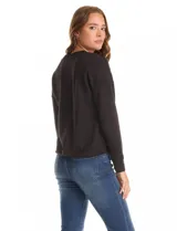 Buzo de modal con escote en V, de manga larga y corte holgado. Presenta puños y ruedo con terminación acanalada.