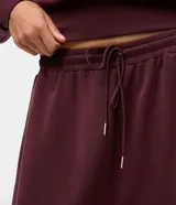Pantalón de corte barrel con piernas anchas y cintura cónica, confeccionado en tejido de modal con acabado liso. Presenta cintura elástica con lazo ajustable y diseño fluido.