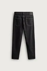Jeans de corte slim cropped confeccionados en denim de algodón rígido con efecto lavado. Presentan tiro medio, cierre frontal con cremallera y botón, y diseño clásico de cinco bolsillos.
