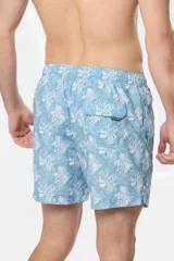 Short de baño celeste con estampado de flores blancas.