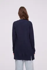 Saco tipo cárdigan abierto de tejido de punto, con mangas largas y bolsillos frontales aplicados.