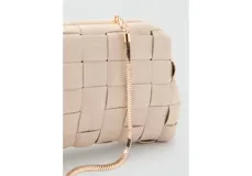 Bolso de mano tipo clutch con diseño trenzado en color beige, estructura rígida y cierre superior.