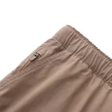 Short cargo negro con cintura elástica y cinturón incorporado con hebilla plástica.