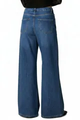 Pantalon jean de tiro alto y corte wide leg, color gris oscuro, con bolsillos laterales y traseros.