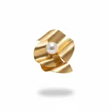 Broche artesanal con diseño de pétalos ondulados en bronce enchapado en oro, con una perla central.