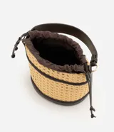 Cartera tipo bucket Satinato, confeccionada en paja tramada con detalles en poliuretano negro, cierre superior ajustable con cordón y forro interno de poliéster. Cuenta con asa de mano y correa larga transversal ajustable.