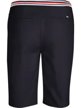 Pantalón corto azul marino con cinturón de rayas horizontales rojas, blancas y azul marino.