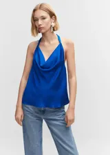 Top azul eléctrico de satén con cuello drapeado y tirantes finos.