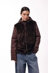 Campera con capucha, cuerpo de pelo sintético y mangas matelaseadas con cierre frontal.