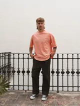 Remera gris jaspeado de algodón con corte boxy fit y bordado de olas verdes en el pecho.