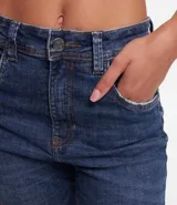 Pantalón cigarrete de jean azul oscuro, tiro alto, con bolsillos delanteros y traseros. Confeccionado con algodón sostenible y elastano. Marca Blue Steel.