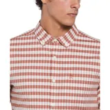 Camisa de manga larga con patrón cuadriculado en tonos terracota y blanco. Confeccionada en chambray con stretch, de calce regular y puños con botón.