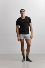 Pack de remeras negras de algodón con cuello en V, marca Carouomo.