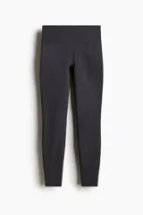 Leggins deportivos negros de tiro alto con cintura ancha y costuras frontales verticales.