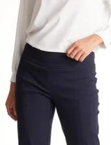 Pantalón sastrero de corte recto y entallado, con nervadura central vertical que estiliza la silueta. Cuenta con cintura ancha de soporte, panel de malla interna para control abdominal y bolsillos posteriores simulados.