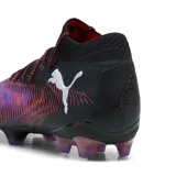 Championes de fútbol Puma Future 8 Ultimate FG, color negro con detalles en violeta y naranja.