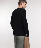 Suéter de hombre color negro, tejido en punto con textura trenzada en patrón de rombos. Presenta cuello redondo, puños y bajo acanalados.