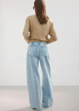 Jeans balloon de tiro medio en color celeste claro, confeccionados en algodón 100%. Presentan diseño largo con costuras frontales destacadas, trabillas, cuatro bolsillos y cierre frontal con gancho y cremallera.