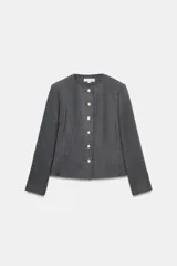 Blazer de corte entallado con cuello redondo, manga larga y hombreras. Presenta cierre frontal con botones dorados y una textura sutil en la tela.