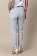 Pantalón recto color celeste, con cintura elastizada, bolsillos laterales y tajo en el ruedo.