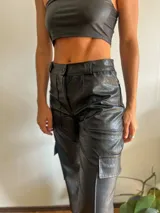 Pantalón cargo de cuero sintético negro con estampado croco, corte recto y bolsillos laterales.