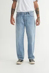 Pantalón de jean celeste de corte recto y holgado.