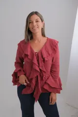 Blusa de lino color bordó con escote en V, volados frontales y mangas largas con doble volado en los puños.