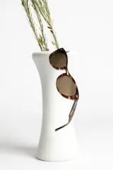 Lentes de sol estilo ojo de gato con montura de acetato carey y cristales marrones. La marca Urban Haus está grabada en las patillas.