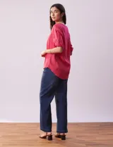 Blusa color rosa de lino marca Cupio, con cuello a la base, escote en V y abertura con botones. Tiene un bolsillo en la parte delantera y mangas 3/4 regulables con presilla y botón.