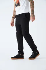 Pantalón chino de gabardina color negro, de corte regular, con logo bordado.