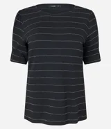 Blusa de viscosa color negro con estampado de rayas horizontales plateadas, cuello redondo y mangas cortas.