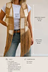 Chaleco de diseño patchwork en tonos neutros con efecto gamuza y pespuntes decorativos, abierto al frente y con largos flecos colgantes en el bajo.
