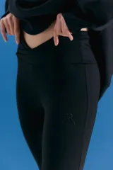 Legging de corte semi oxford confeccionada en lycra tipo neoprene. Presenta cintura en V, tajo lateral en la botamanga y logo bordado en el delantero.