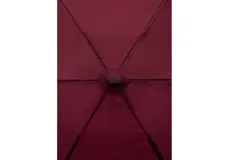 Paraguas plegable de tamaño mini, color bordó, con correa de mano integrada y cierre con broche metálico grabado.