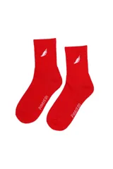 Par de medias de caña media en color rojo, confeccionadas en tejido rib con bordado de un pequeño ají blanco en la parte superior y la palabra Pimentón bordada en el lateral.