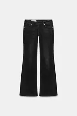Jeans bootcut de tiro bajo y efecto lavado, con bolsillos y cierre frontal de cremallera y botón metálico.