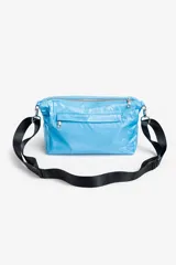 Bandolera de material sintético brillante en color azul, con cierre principal superior y bolsillo frontal con cierre. Incluye correa ajustable de cinta negra con herrajes metálicos.
