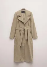 Gabardina larga de piel caprina en color beige, con solapas amplias, cierre cruzado con botones y cinturón ajustable del mismo material.