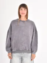 Buzo de cuello redondo y manga larga, con diseño holgado y efecto de lavado gastado.