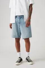 Bermuda de jean con corte holgado, tiro medio y lavado claro. Presenta diseño de cinco bolsillos, cierre frontal con botón y bragueta, y ruedo con terminación clásica.